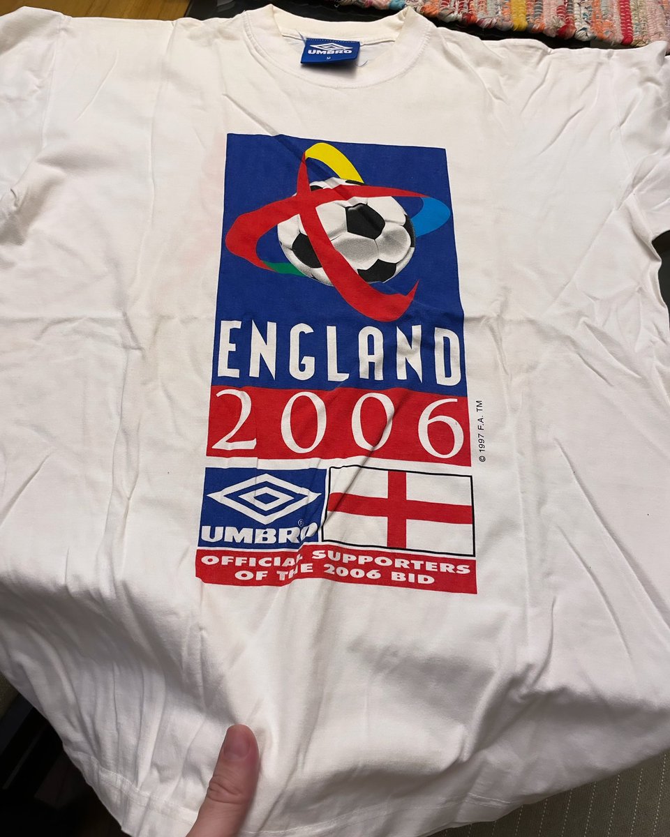 jeijeidp's tweet photo. Sir Bobby Charlton visitó Paraguay en Marzo de 1998 junto a una delegación oficial que promovía la candidatura de Inglaterra como sede del Mundial 2006. Esta camiseta se la obsequió a mi Padre quien tuvo el privilegio de hacerle una entrevista durante su estadía en nuestro país. https://t.co/Cr9zgJFlm1