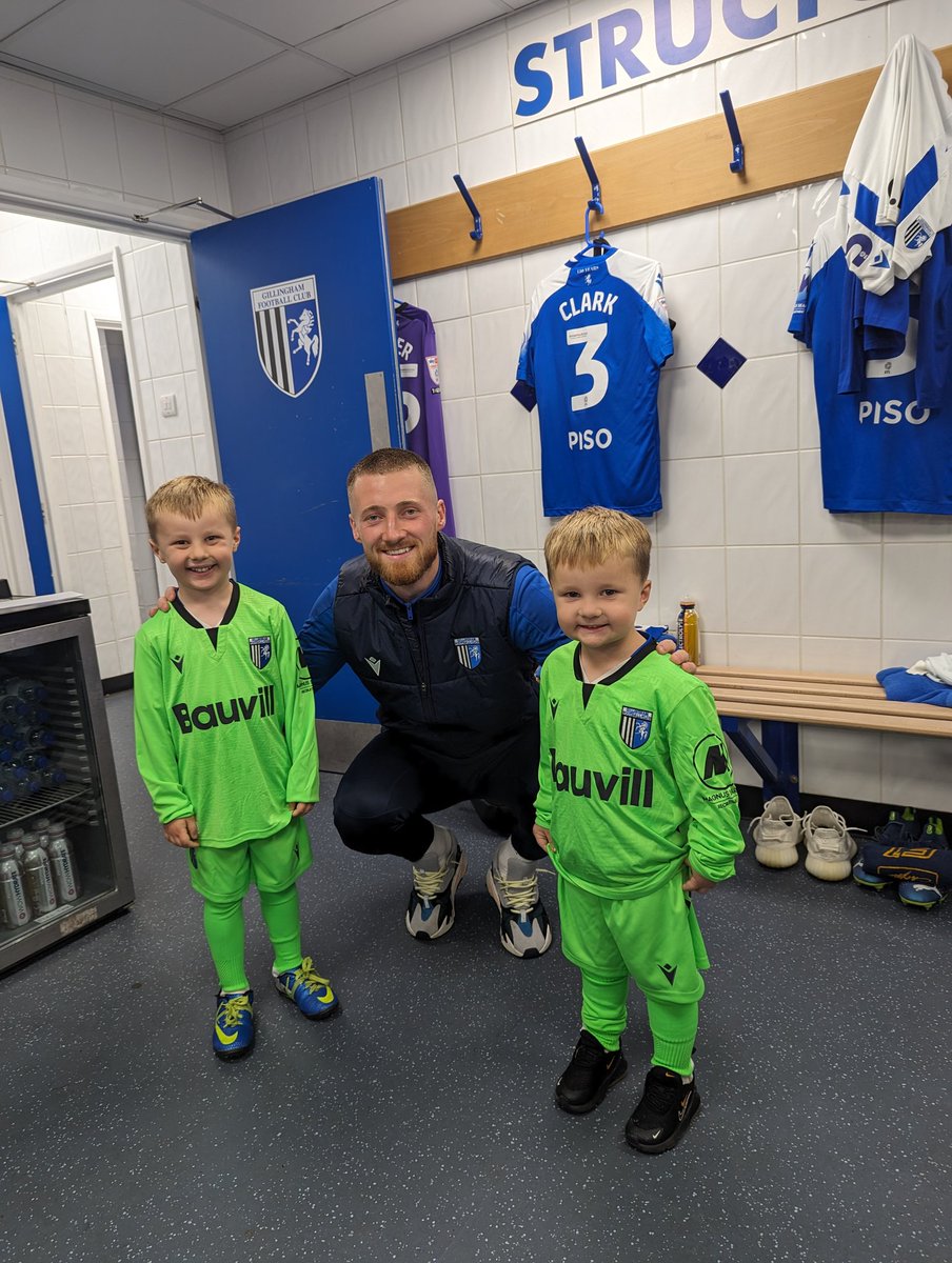 seanmoore23's tweet photo. The kids absolutely loved being mascots today. Thank you so much @JakeTurner_1 for walking the kids out and then top off their day by giving them your gloves.
@TheGillsFC https://t.co/YEO4qGxSxc