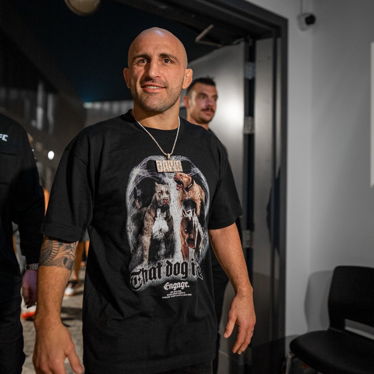 ufc's tweet photo. Took the fight on 12 days notice, Volk really got that dawg in him 🐶🏆

@AlexVolkanovski has arrived at the arena for #UFC294! https://t.co/iLLzc1UAWp
