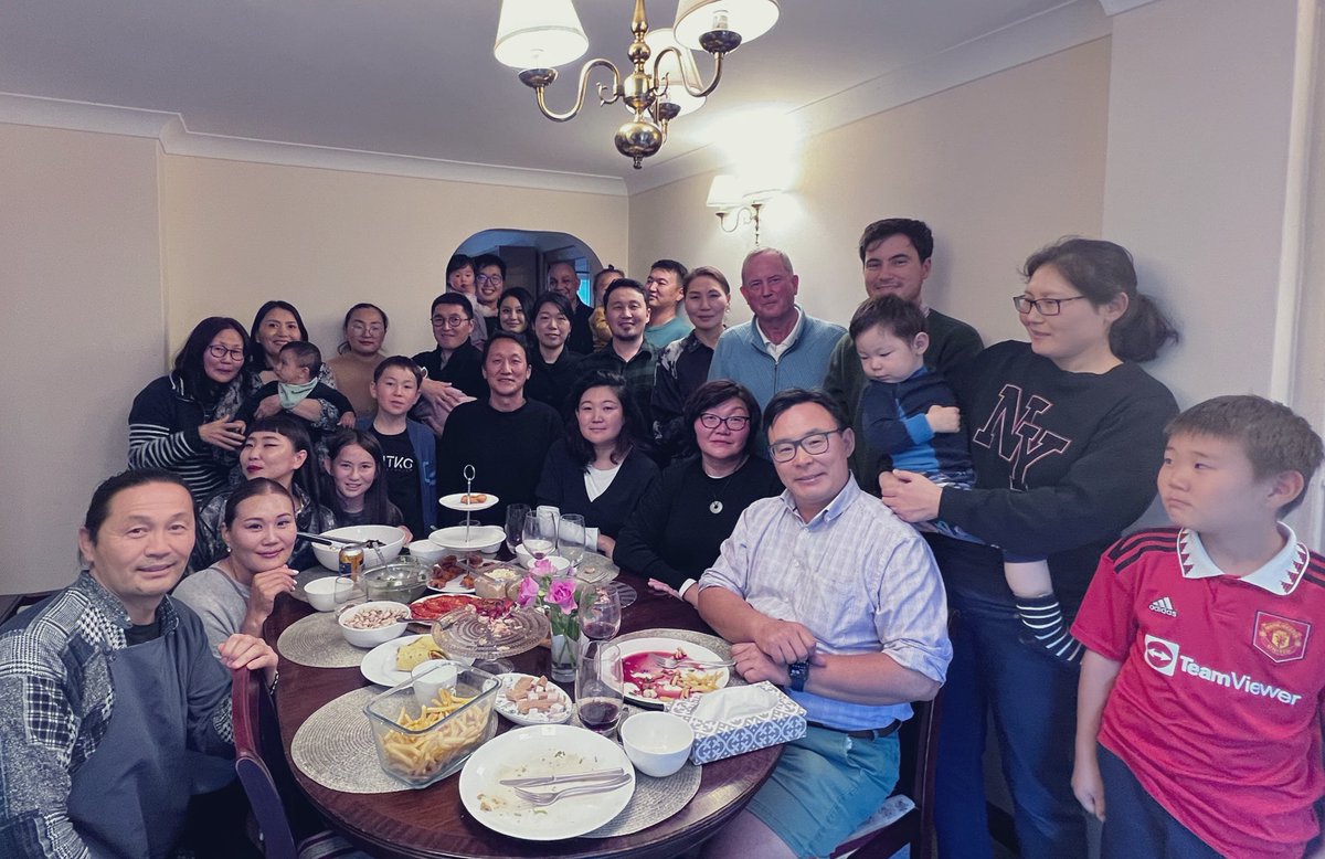 Cambridge-н Монголчуудын Холбооныхоны намрын цугларалтыг тохиолдуулан очиж подкастдав. Эрдэм номын хотын  Монголтой холбоотой бүхэн нэгджээ
Монгол, Халимаг, Өвөр Монгол, Шинжааны Халимаг, Оросын Буриад, Япон, Итали, Англи хүмүүс нэг дороо цуглан Монголоор хөөрөлдөх нь нэн содон