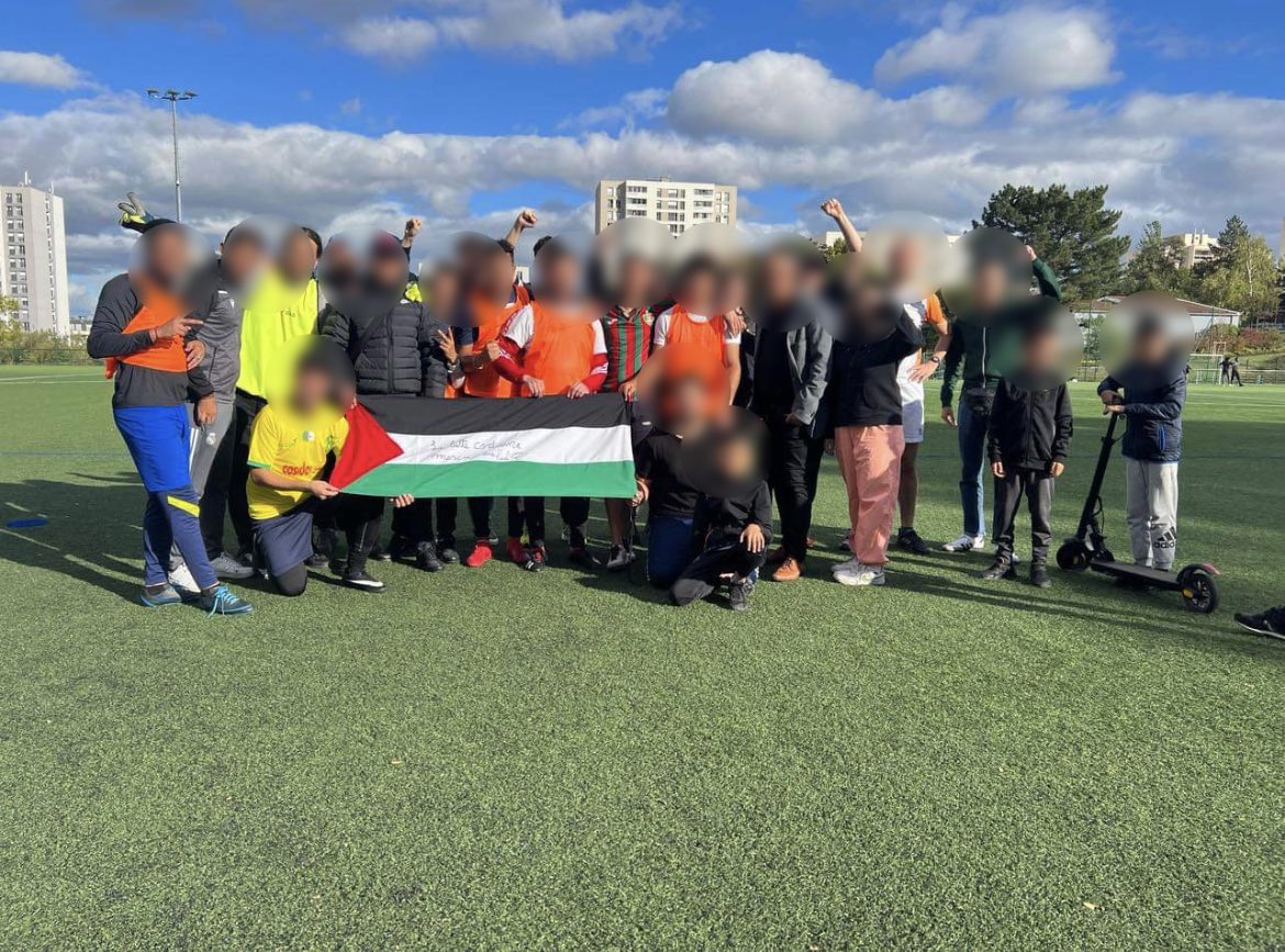 MJCF_63's tweet photo. C’était aujourd’hui un beau succès pour le tournoi de foot en soutien à la paix en Palestine organisé au Parc de la Fraternité à Clermont-Ferrand.
Des dizaines de participants, quelques élu.e.s et des associations citoyennes ont joué.e.s sur plusieurs terrains pour la paix ! ✊ https://t.co/4V3Jnhqz30