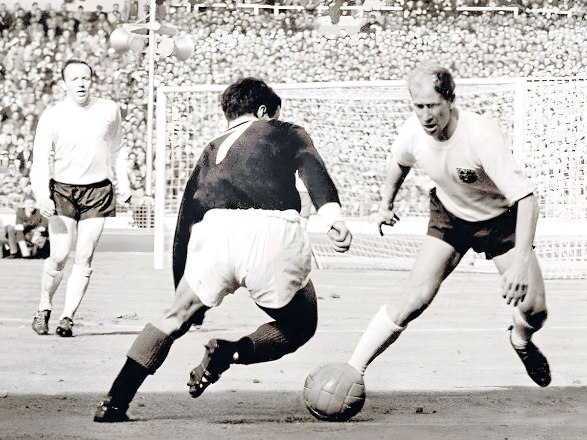 Hoy nos deja una gloria del fútbol mundial. Bobby Charlton, campeón del mundo en 1966 y figura del <a href="/ManUtd/">Manchester United</a>.

Aquí lo vemos jugando en Rancagua durante el Mundial de 1962.

(📸 <a href="/latercera/">La Tercera</a>).