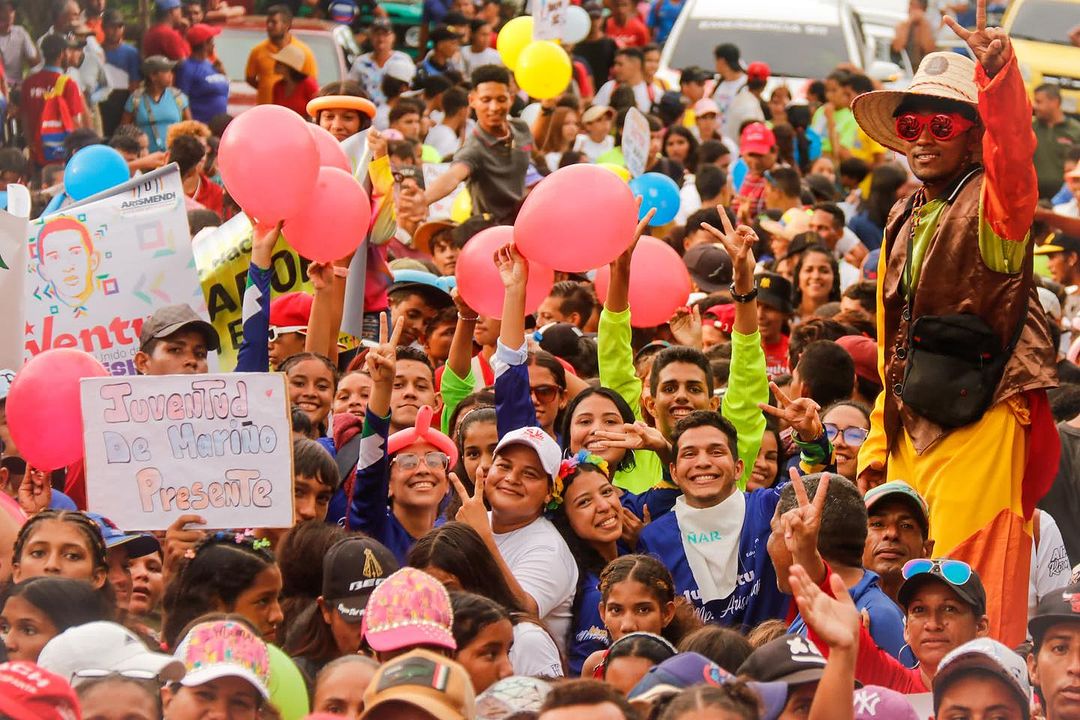 JPSUVNE_'s tweet photo. 📸 | Cargados de alegría y entusiasmo, el día de ayer marchamos por las calles de San Francisco, en el municipio Península de Macanao, en respaldo a nuestro presidente @NicolasMaduro y en defensa de nuestra Guayana Esequiba.

#VenezuelaEsTradición | ✊🏻🇻🇪❤️ https://t.co/OnLvwc2FvL
