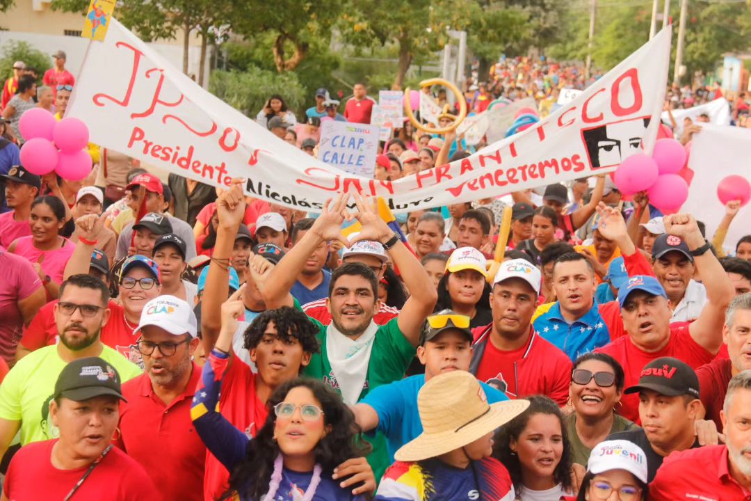 JPSUVNE_'s tweet photo. 📸 | Cargados de alegría y entusiasmo, el día de ayer marchamos por las calles de San Francisco, en el municipio Península de Macanao, en respaldo a nuestro presidente @NicolasMaduro y en defensa de nuestra Guayana Esequiba.

#VenezuelaEsTradición | ✊🏻🇻🇪❤️ https://t.co/OnLvwc2FvL