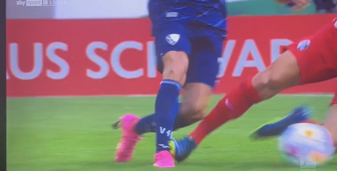Timo_Stroemer's tweet photo. Ganz klar Schuhseite. Bin nicht mal sicher, ob es überhaupt einen Kontakt gegeben hat. Der Spieler #Gamboa lässt sich zudem theatralisch fallen. Das ist keine natürliche Bewegung. #SCFVFL #Grifo https://t.co/BBEqoHXwfW