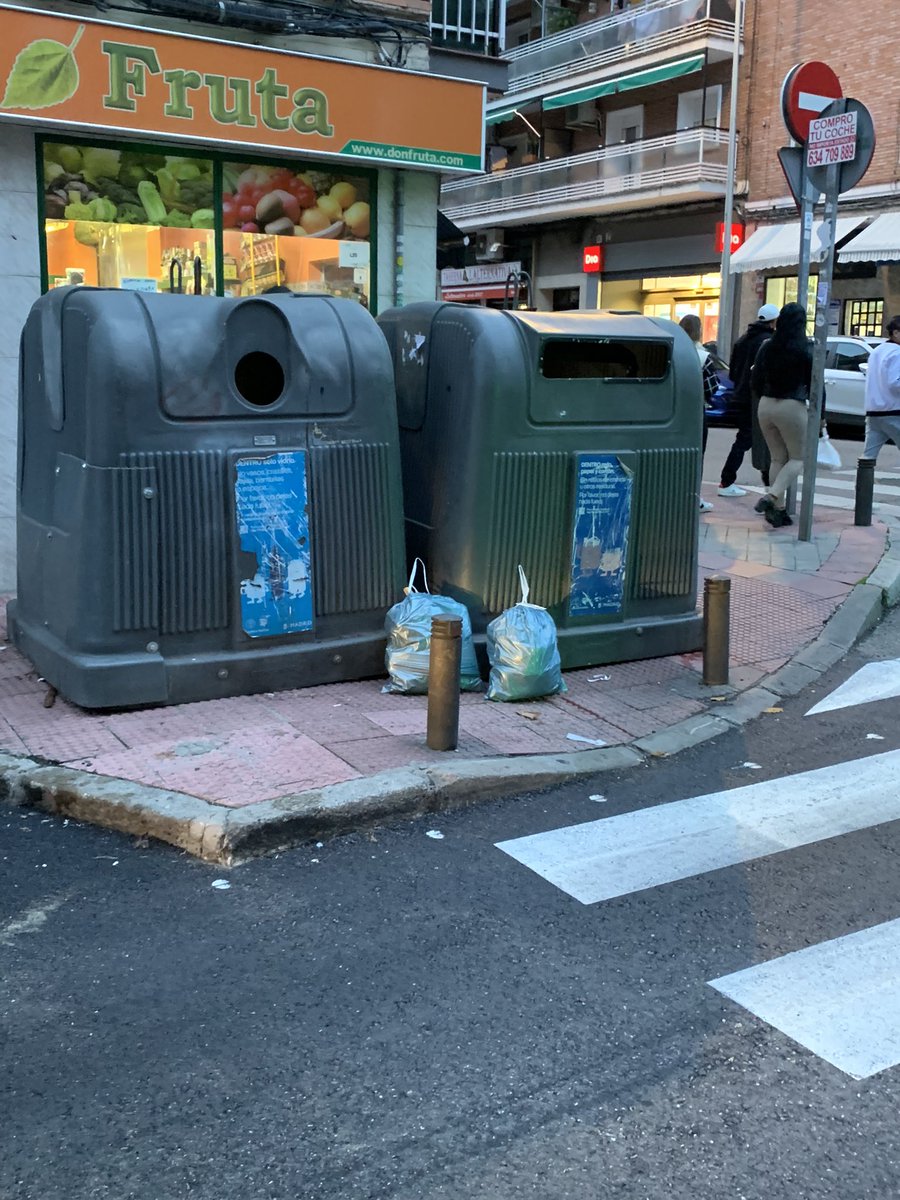LaSucedanea's tweet photo. @Lineamadrid estos contenedores están en el acceso al paso de cebra. Deberían estar en la calzada, dónde está señalizado, pero hay un coche aparcado en su lugar 🤷🏻‍♀️ c/Ramon Sainz esquina c/Matilde Hernández https://t.co/QUTbbLlVLz