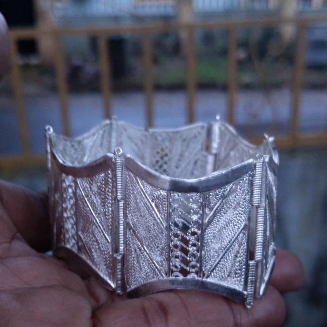 pdbraide's tweet image. Vintage fine silver filigree cuff. 63.5 grams.

West Africa

It's rare to find a large size. One panel can be removed for a smaller wrist and used as a pendant.

DM if interested. 
#africanSilver #vintageSilver