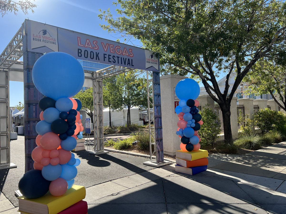 ¡#SabíaQue el evento literario más grande de Nevada se llevará acabo hoy en el #DowntownLasVegas! 

Acompáñenos al @VegasBookFest hasta las 6 p.m. y disfrute de una variedad de programas bilingües: lasvegasbookfestival.com/Actividades-Bi…  

Historic Fifth Street School, 401 S. Fourth St.
