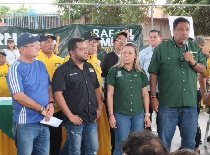 OMARMOLINARON's tweet photo. Hoy sábado #21deoct acompañamos a nuestro alcalde @RafaelRamirezC en el #SábadodeGetión que en esta oportunidad se realizó en la parroquia Raúl Leoni de Maracaibo.
Seguimos construyendo soluciones 👍🏼👏🏼 https://t.co/7TgbAXQi0B