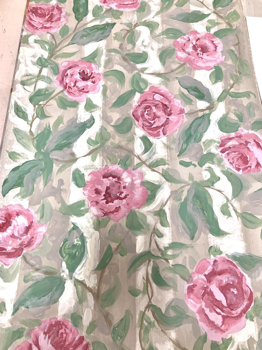 Work in progress, rosey stripe wallpaper. Pinks a bit strong and sugary for my liking , will add in some cooler shades tomorrow. #wallpaperdesign #rosespattern #stripesandroseshandmade #handpaintedwallpaper #roseswallpaper #surfacepatterndesigner #vintageroseswallpaper