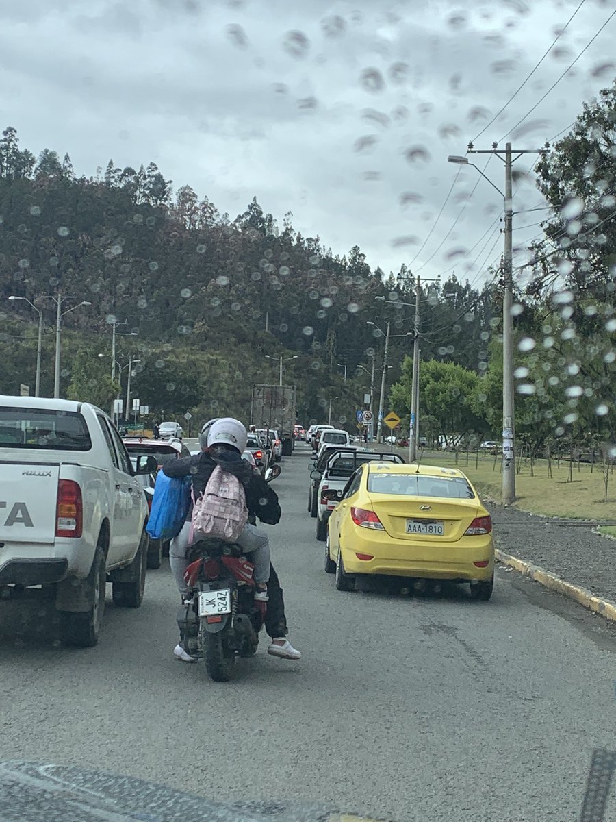 Interminables filas de carros en el acceso a la autopista en el redondel del Hospital del IESS, deberían hacer vías alternas <a href="/czamoramatute/">Cristian Zamora M</a>