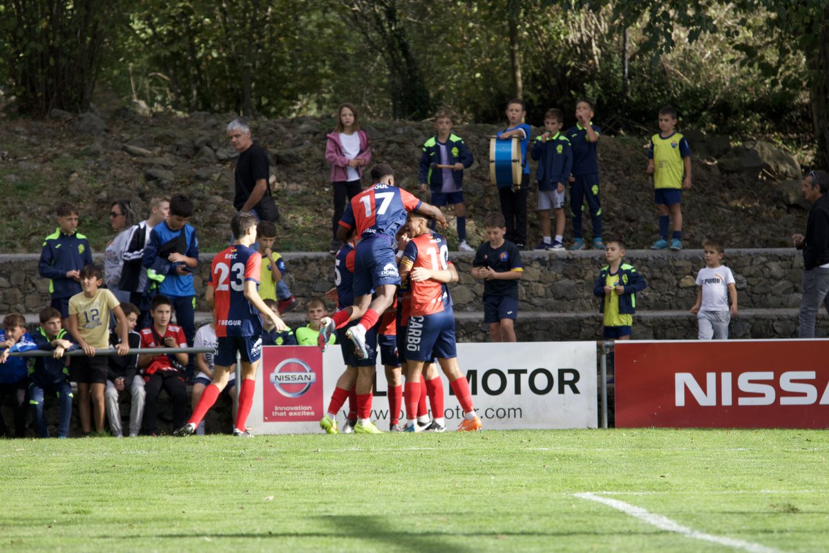 Boscdetosca 0 - Begur 1
Gran victoria contra un molt bon rival després de realitzar un enorme esforç de tot l'equip. El gol de Kevin s'ha mantingut els 90 minuts i fins i tot a les acaballes podíem haver sentenciat en algun contraatac! Grannss Begur!! 🔴🔴🔵⚽💪
#UnPobleUnsColors