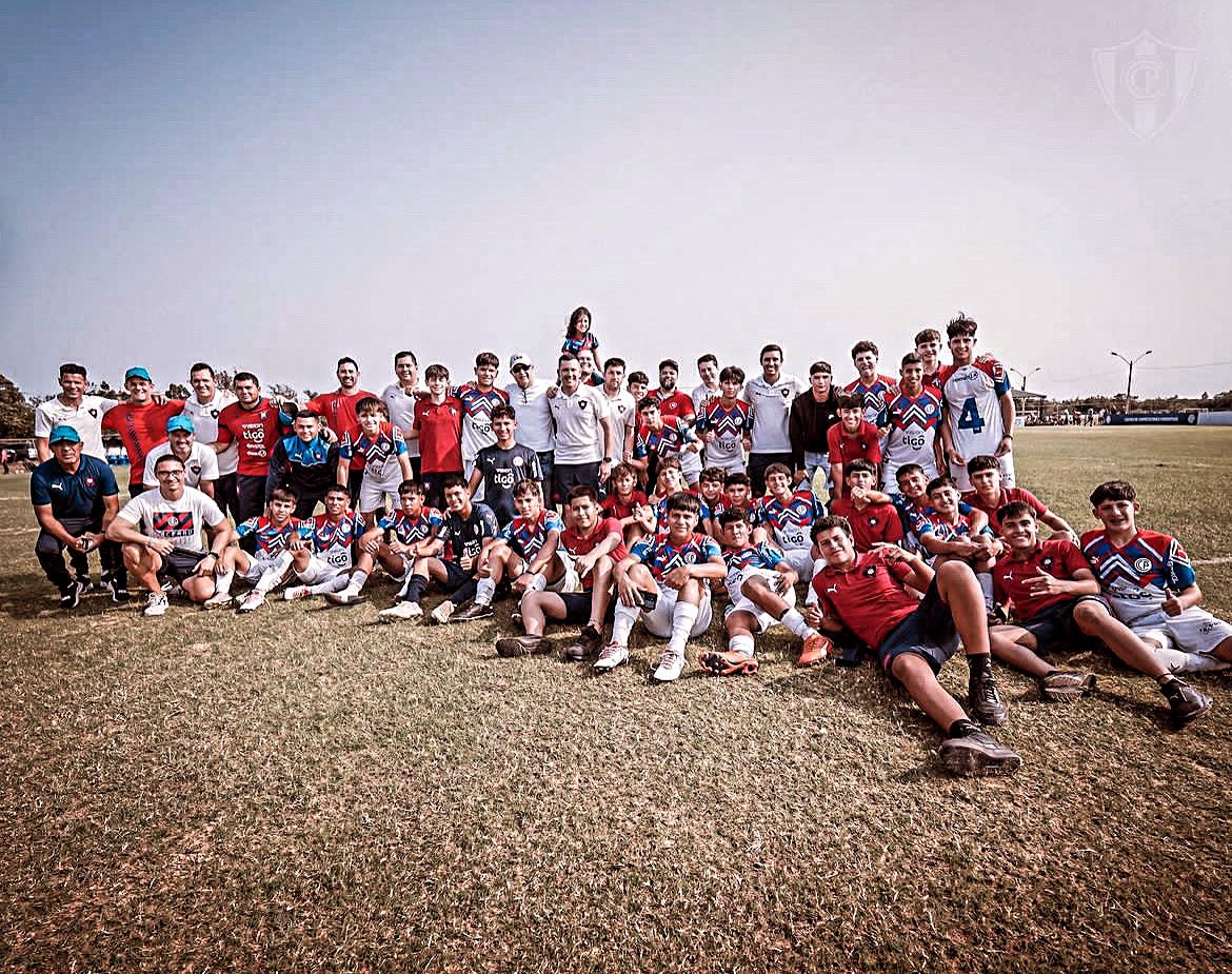 ¡UNIDOS POR LOS COLORES! 🔵🔴

Felicidades a nuestra SUB 14 que se consagró campeona de la categoría .
 
Premio al compromiso y al trabajo de todo el equipo humano que forma parte de 

#lamejorcanteradelpaís 🌪

CAMPEONES 🏆
