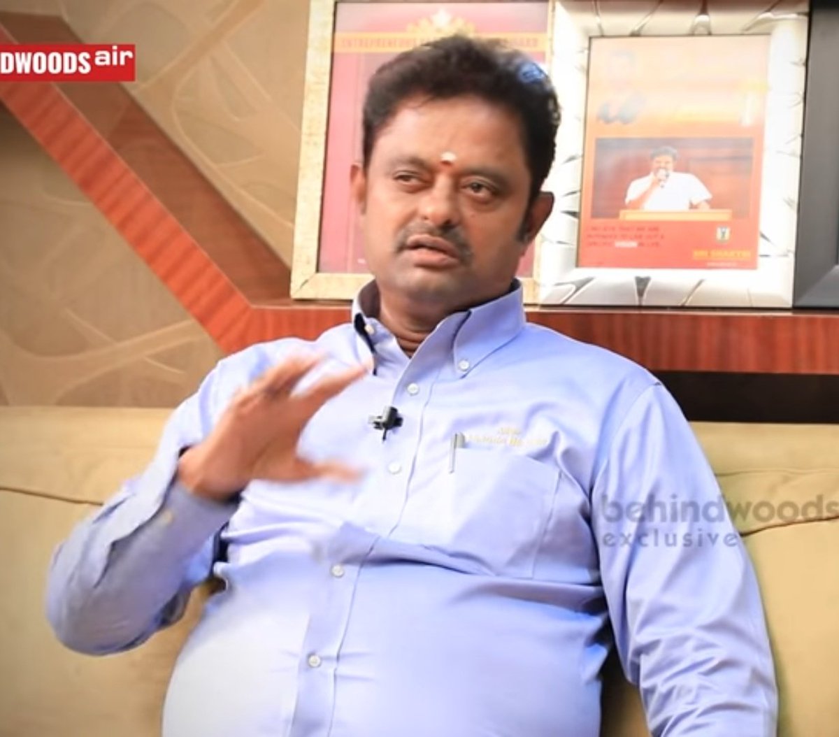 A2B முதலாளியை ஒரு நாளும் திருநீறு , குங்குமம் இன்றி பார்க்க முடியாது. 

அவர் இறைமறுப்பாளர் கூட இல்லை!

ஆனாலும், இவரை கட்டம் கட்டி புறக்கணிப்போம் என்று சொல்லக் காரணம் என்ன?

ஐயர்களிடம் மட்டுமே இருந்த வெஜ் ஹோட்டல் தொழில் எப்படி பிற சாதிகளிடம் என்ற கேள்விக்கு 'பெரியார்' என்று பதில்