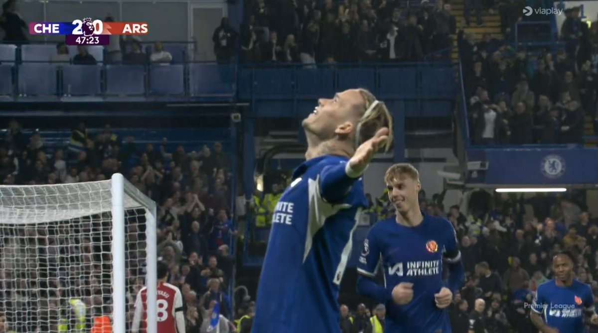 What a goal from Mykhailo Mudryk!!!
Chelsea are ripping through Arsenal.

Chelsea 2-0 Arsenal
#YoursToTake #BudweiserPremierLeague