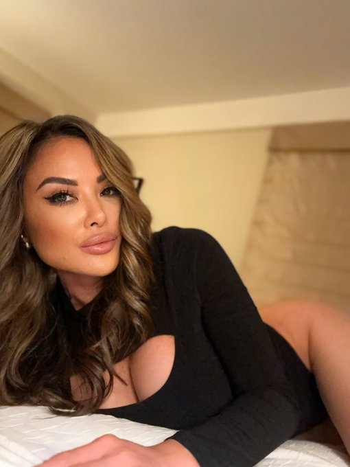 How&rsquo;s your weekend going?😘  https://t.co/kMIFYC7mmg https://t.co/D6OzegJJ13