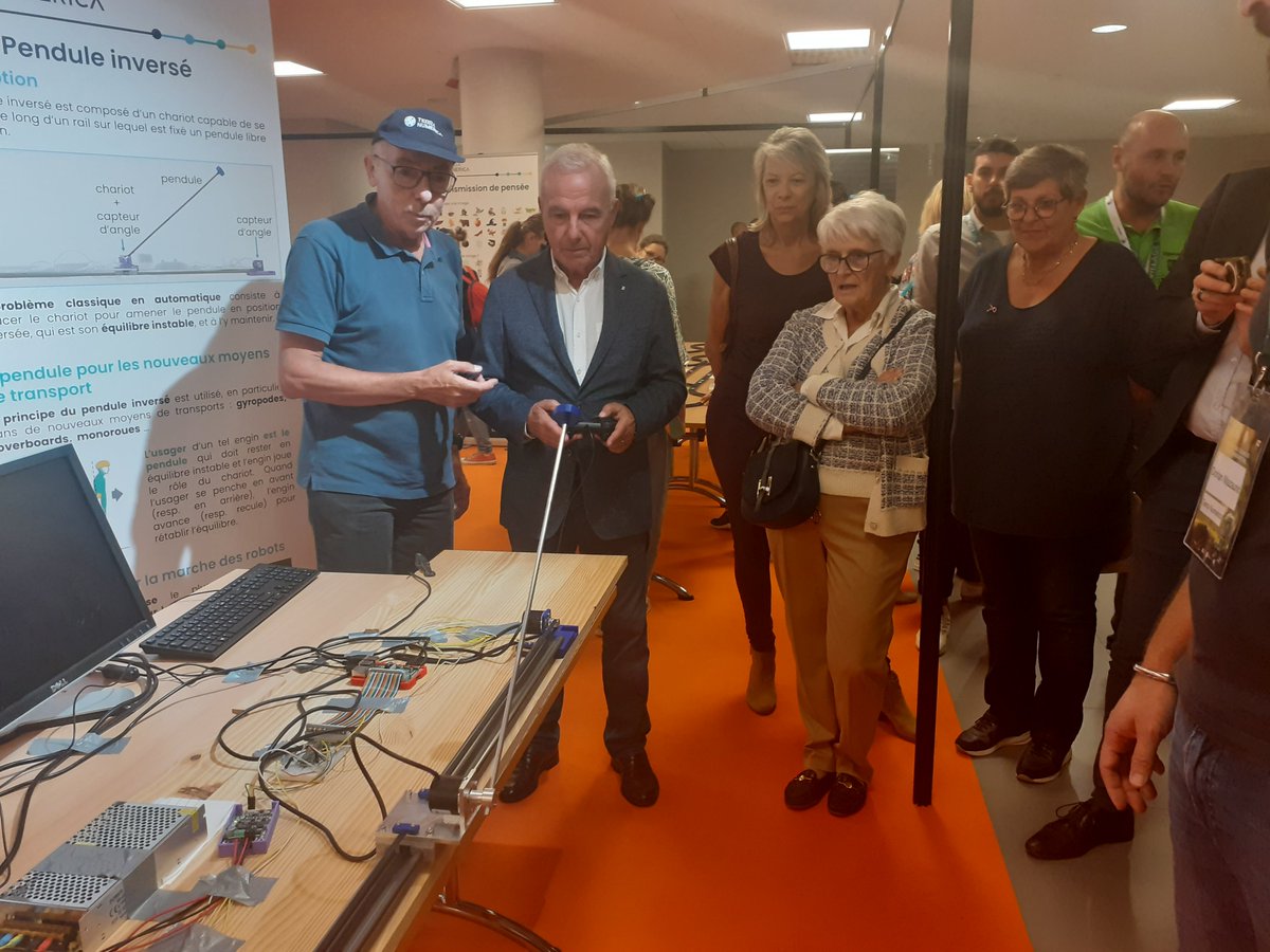 🎭Démasqués‼️
Qui mieux que 2⃣ grands enfants pour partager avec eux leur #passion pour les sciences du #numérique❓
🎮Venez comme <a href="/JeanLeonetti/">Jean Leonetti</a> défier <a href="/MichelCosnard/">Michel Cosnard</a> (ex PDG <a href="/Inria/">Inria</a>  @Hceres_) et <a href="/GerardGiraudon/">Gérard Giraudon</a> (ex directeur <a href="/inria_sophia/">Centre Inria d'Université Côte d'Azur</a>) au pendule inversé demain au #VSI2023 !