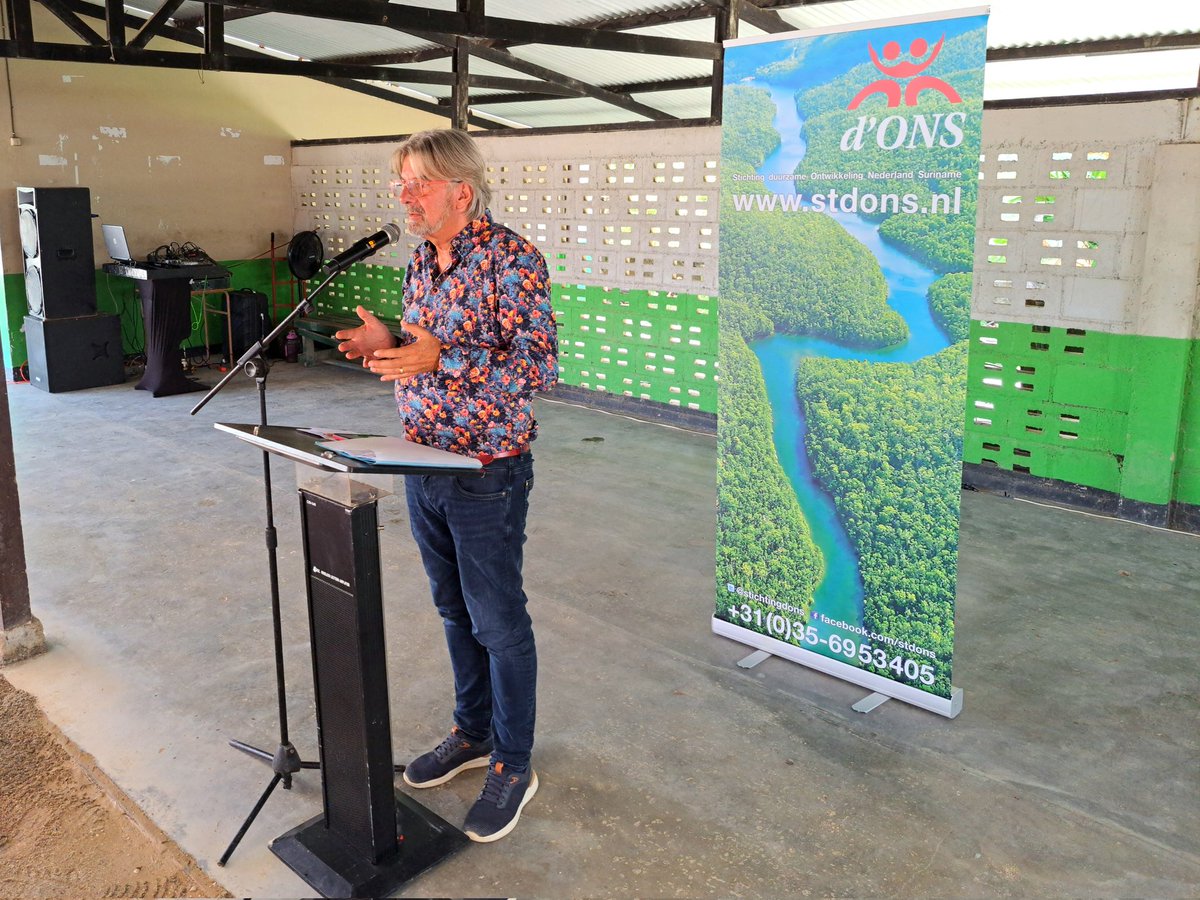 Stichtingdons's tweet photo. Dhr. Rob Baan, voorzitter Stg. d'ONS, sprak over het belang van groen onderwijs en de onderwijsuitwisseling tussen Suriname en Nederland.
#donsevent2023
@koppertcress @enzazaden @RijkZwaan @minlnv @rjpbaan @joycesylvester @hendrikcomvali1 https://t.co/BRnZ4EAclC