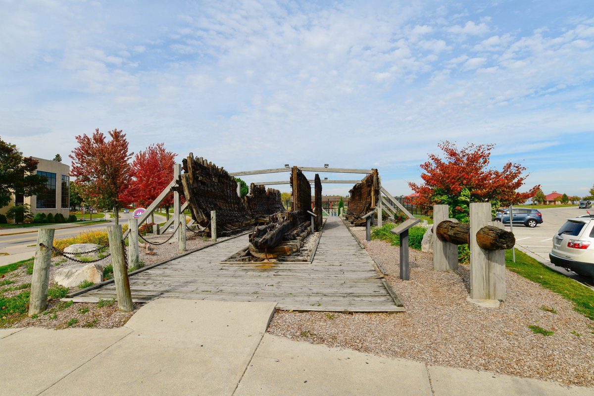 visitsheboygan's tweet photo. The fall colors in Sheboygan are really popping! A lot by the lakefront and riverfront are already at peak 🍁🧡🫶🏼

#visitsheboygan #sheboygan #travelwisconsin #fallvibes #fallfeels #fallover #fallseason https://t.co/eK3gZyfH8J