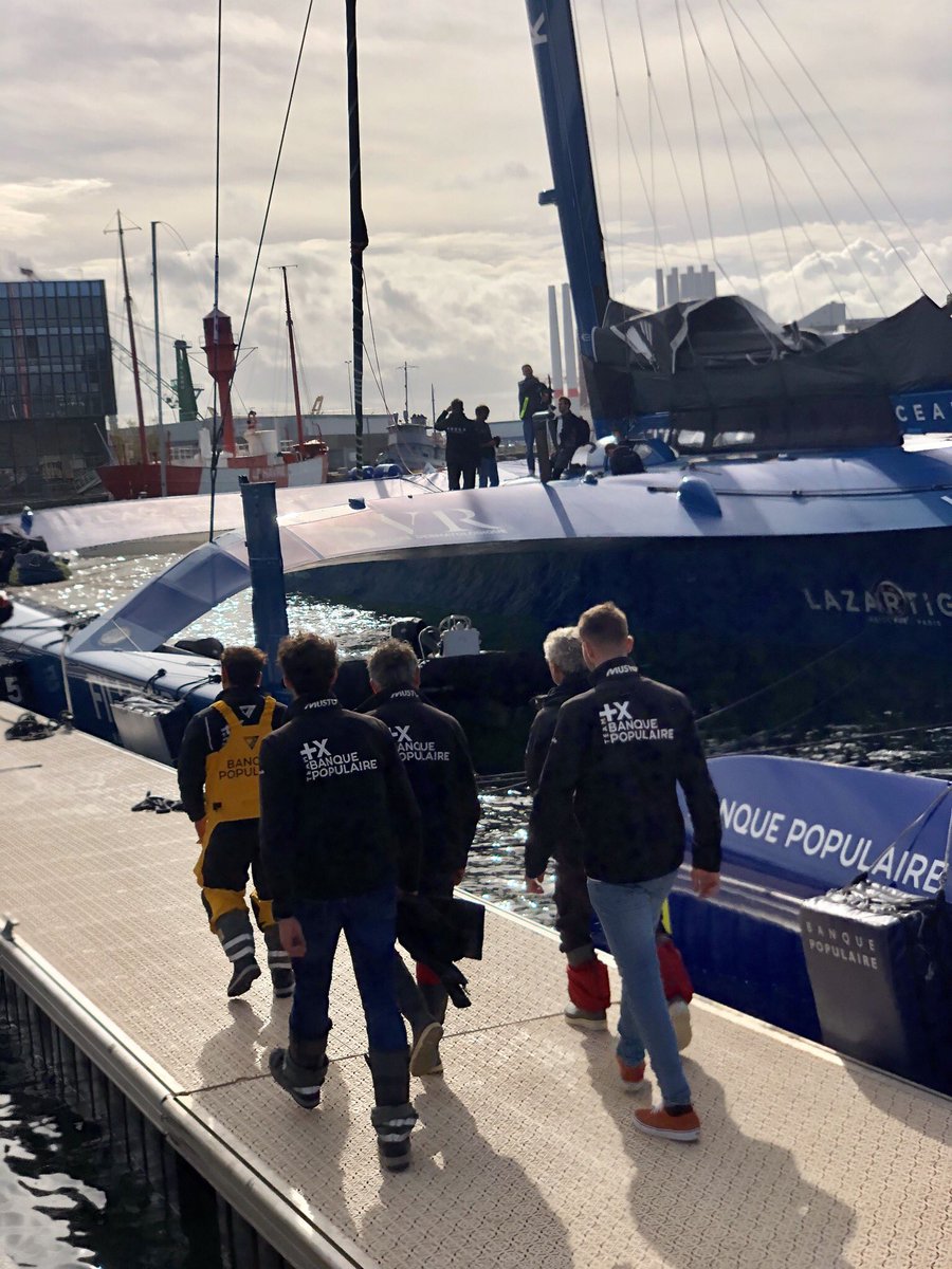 LHsansfiltre's tweet photo. Les team @VoileBanquePop @GitanaTeam @SVRLazartigue arriment les 3 trimarans #hardwork 💪💪 @UltimBoat
@TransatJV 2023
#ultim #trimaran #ponton #team #transatjacquesvabre #lehavre #halage #cordages #zodiacs #skippers #coskipper #skipper #navigateurs #voile https://t.co/EP9iP2IbVm