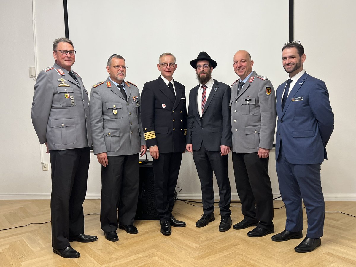 Raawinews's tweet photo. Rabbiner #Shmuel_Havlin als zweiter Militärrabbiner in Hamburg ins Amt eingeführt

ℹ️
Mit einer Feierstunde in der Führungsakademie der Bundeswehr in Hamburg wurde der zweite Militärrabbiner der Jüdischen Militärseelsorge offiziell in sein Amt eingeführt.

Rabbiner Shmuel Havlin ist einer von derzeit fünf Militärrabbinern bei der Bundeswehr und für knapp 60 Dienststellen in Norddeutschland – in den Bundesländern Hamburg, Bremen, Niedersachsen, Schleswig-Holstein und Mecklenburg-Vorpommern – zuständig. Anzutreffen ist der gebürtige Israeli unter anderem in seinem Büro an der Führungsakademie der Bundeswehr in Hamburg.

Mazal tov!

📷 ©️ Armin Levy
#Bundeswehr #Raawi #Religion #Judentum #ShmuelHavlin #Militärrabbiner #Norddeutschland