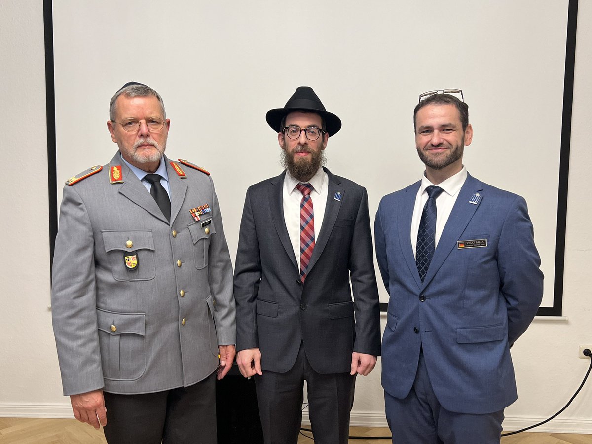 Raawinews's tweet photo. Rabbiner #Shmuel_Havlin als zweiter Militärrabbiner in Hamburg ins Amt eingeführt

ℹ️
Mit einer Feierstunde in der Führungsakademie der Bundeswehr in Hamburg wurde der zweite Militärrabbiner der Jüdischen Militärseelsorge offiziell in sein Amt eingeführt.

Rabbiner Shmuel Havlin ist einer von derzeit fünf Militärrabbinern bei der Bundeswehr und für knapp 60 Dienststellen in Norddeutschland – in den Bundesländern Hamburg, Bremen, Niedersachsen, Schleswig-Holstein und Mecklenburg-Vorpommern – zuständig. Anzutreffen ist der gebürtige Israeli unter anderem in seinem Büro an der Führungsakademie der Bundeswehr in Hamburg.

Mazal tov!

📷 ©️ Armin Levy
#Bundeswehr #Raawi #Religion #Judentum #ShmuelHavlin #Militärrabbiner #Norddeutschland