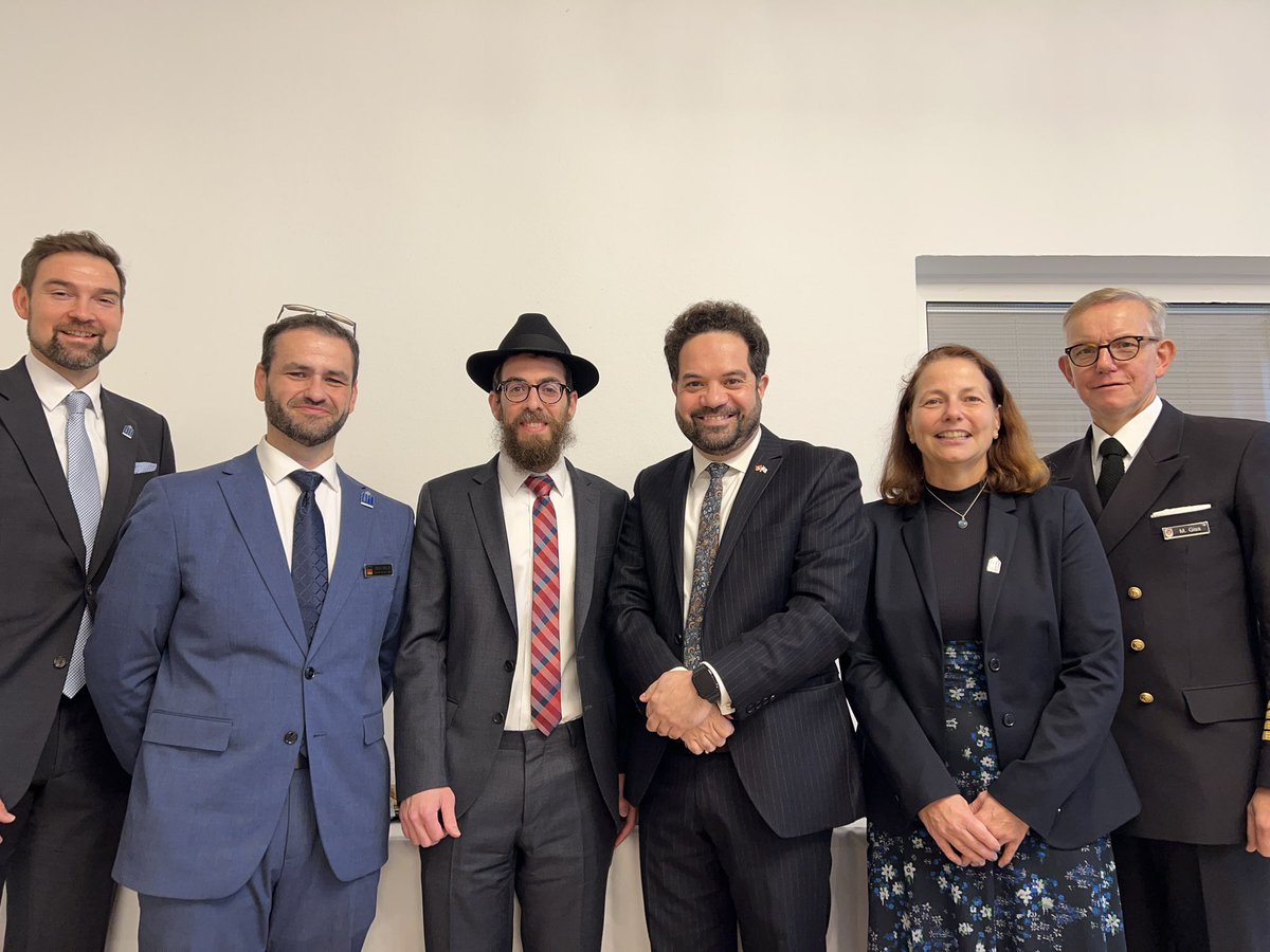 Raawinews's tweet photo. Rabbiner #Shmuel_Havlin als zweiter Militärrabbiner in Hamburg ins Amt eingeführt

ℹ️
Mit einer Feierstunde in der Führungsakademie der Bundeswehr in Hamburg wurde der zweite Militärrabbiner der Jüdischen Militärseelsorge offiziell in sein Amt eingeführt.

Rabbiner Shmuel Havlin ist einer von derzeit fünf Militärrabbinern bei der Bundeswehr und für knapp 60 Dienststellen in Norddeutschland – in den Bundesländern Hamburg, Bremen, Niedersachsen, Schleswig-Holstein und Mecklenburg-Vorpommern – zuständig. Anzutreffen ist der gebürtige Israeli unter anderem in seinem Büro an der Führungsakademie der Bundeswehr in Hamburg.

Mazal tov!

📷 ©️ Armin Levy
#Bundeswehr #Raawi #Religion #Judentum #ShmuelHavlin #Militärrabbiner #Norddeutschland
