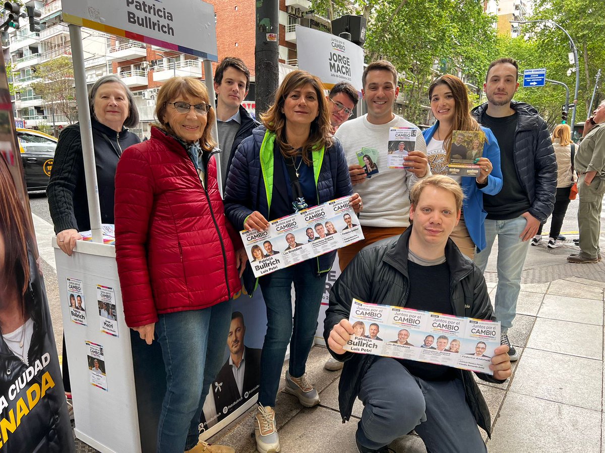 Última mesa previo a las Elecciones Generales, charlando con los vecinos de #Palermo.
 Es importante el paso que estamos por dar los Argentinos.
Junto a todos los candidatos en la Comuna, con compromiso, sensibilidad y honestidad.
#EsAhora. Y para siempre 🇦🇷
#VayamosPorMas