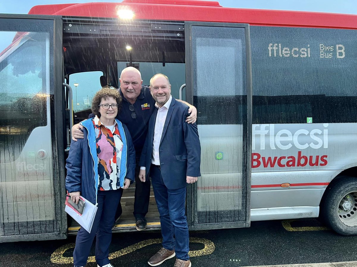 🚌 A packed meeting in #Llandysul discussing the future of Bwcabus. The service is so much more than a bus for so many residents across rural west Wales - and is an essential link to get to the doctor, work and shops. Welsh Government much review their decision with haste.