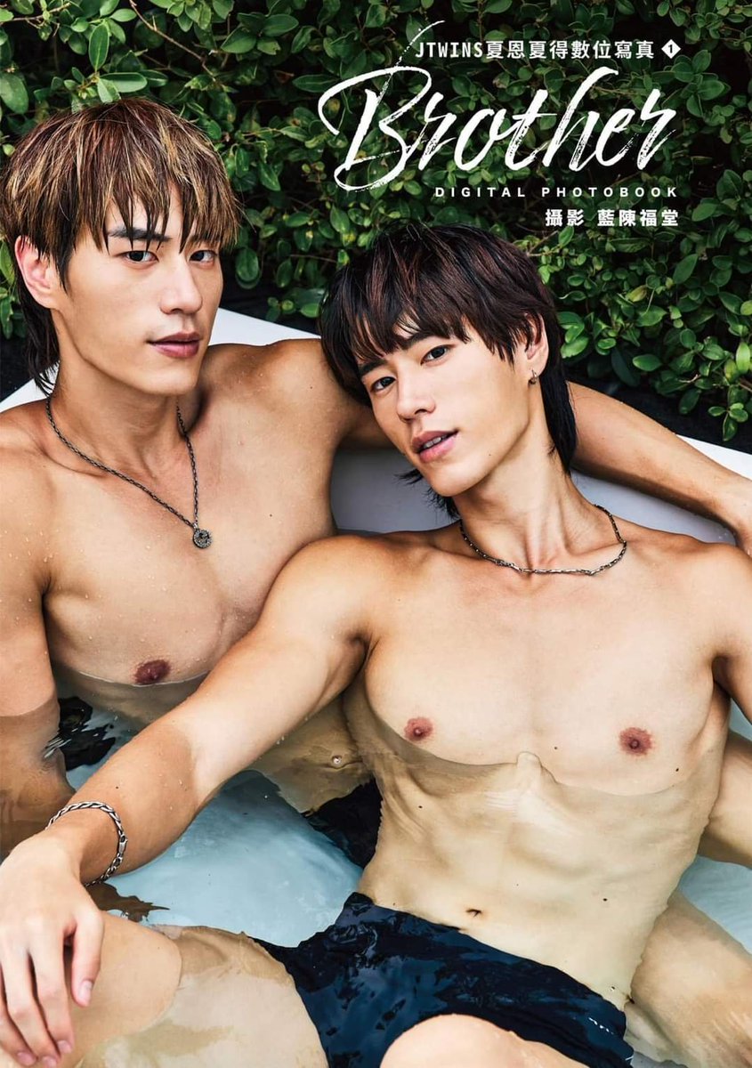 diariobl's tweet photo. GENTE ?😳
Os irmãos gêmeos #JTwins (#XiaEn e #XiaDe) de "#HIStory3" anunciaram seu PhotoBook.O livro será digital e virá em 2 versões "Brother" onde mostrarão os resultados dos treinos dos 2 e "Bromance" q seguirá um caminho romântico, com poses BL q dão espaço à nossa imaginação https://t.co/UgANEmGgCf