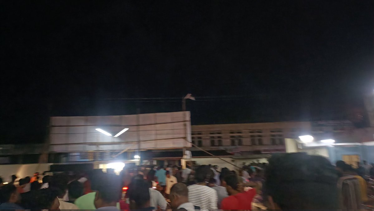 KumariSangamam's tweet photo. #Leo Fever over !!

#Badaas 
#LeoBlockbuster 
2nd Half 
Terrific action package !!!! 

#ThalapathiVijay Rampage...

#KUMARISangamam https://t.co/C85NHBchY3