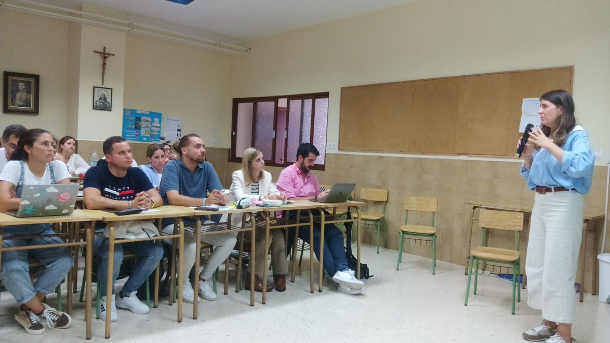 FundSpinola's tweet photo. Jornada de formación entre los equipos del área de marketing y comunicación.📢📱💻 
Profundizamos en nuestra identidad, las características del entorno digital y los distintos canales de comunicación. 
Juntos hacemos red👥 https://t.co/U6yrno8XAf