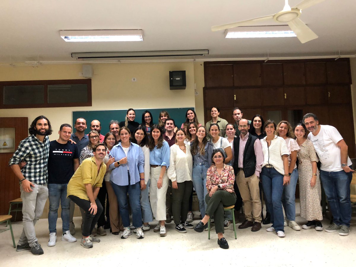 FundSpinola's tweet photo. Jornada de formación entre los equipos del área de marketing y comunicación.📢📱💻 
Profundizamos en nuestra identidad, las características del entorno digital y los distintos canales de comunicación. 
Juntos hacemos red👥 https://t.co/U6yrno8XAf
