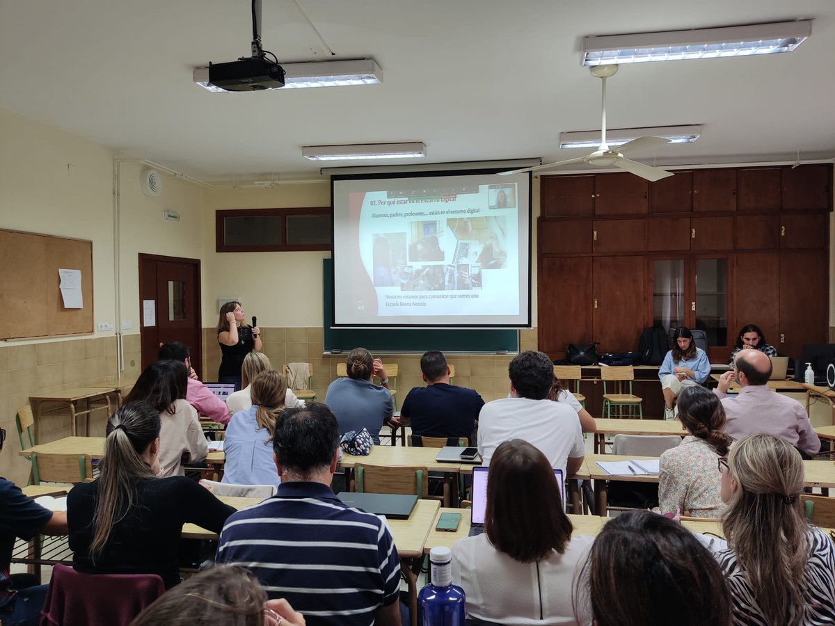 Jornada de formación entre los equipos del área de marketing y comunicación.📢📱💻 
Profundizamos en nuestra identidad, las características del entorno digital y los distintos canales de comunicación. 
Juntos hacemos red👥