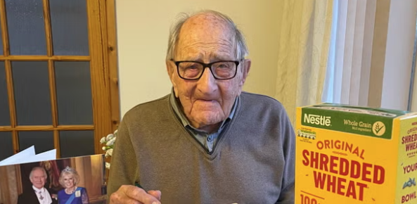 mackinprof's tweet photo. Britain’s 12th oldest man reveals the one thing he eats every day for a longer life
Carol Howes, his daughter-in-law, said: “He puts his long life down to eating Shredded Wheat with full-fat milk and plenty of sugar for as long as he can remember.’’
#notKeto #BlueZone https://t.co/YqclzoOLt1