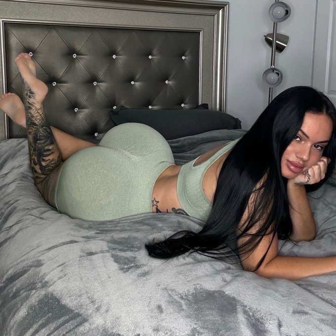 Stay home with me or go out with the boys ? 🤔 https://t.co/gXNn2a1G7k