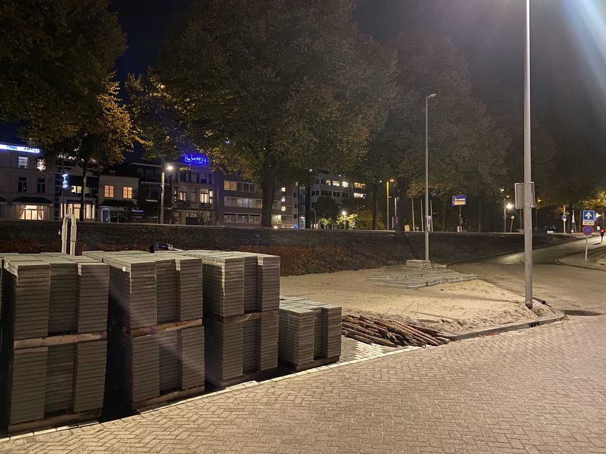 Joey_Engelen's tweet photo. In het voorjaar een nieuwe groene kade. 🌱 

In het najaar weer potdicht met tegels. 🧱

Waarom, @Stadsbeheer010? 

#Oosterkade https://t.co/h5cAdSCOIZ