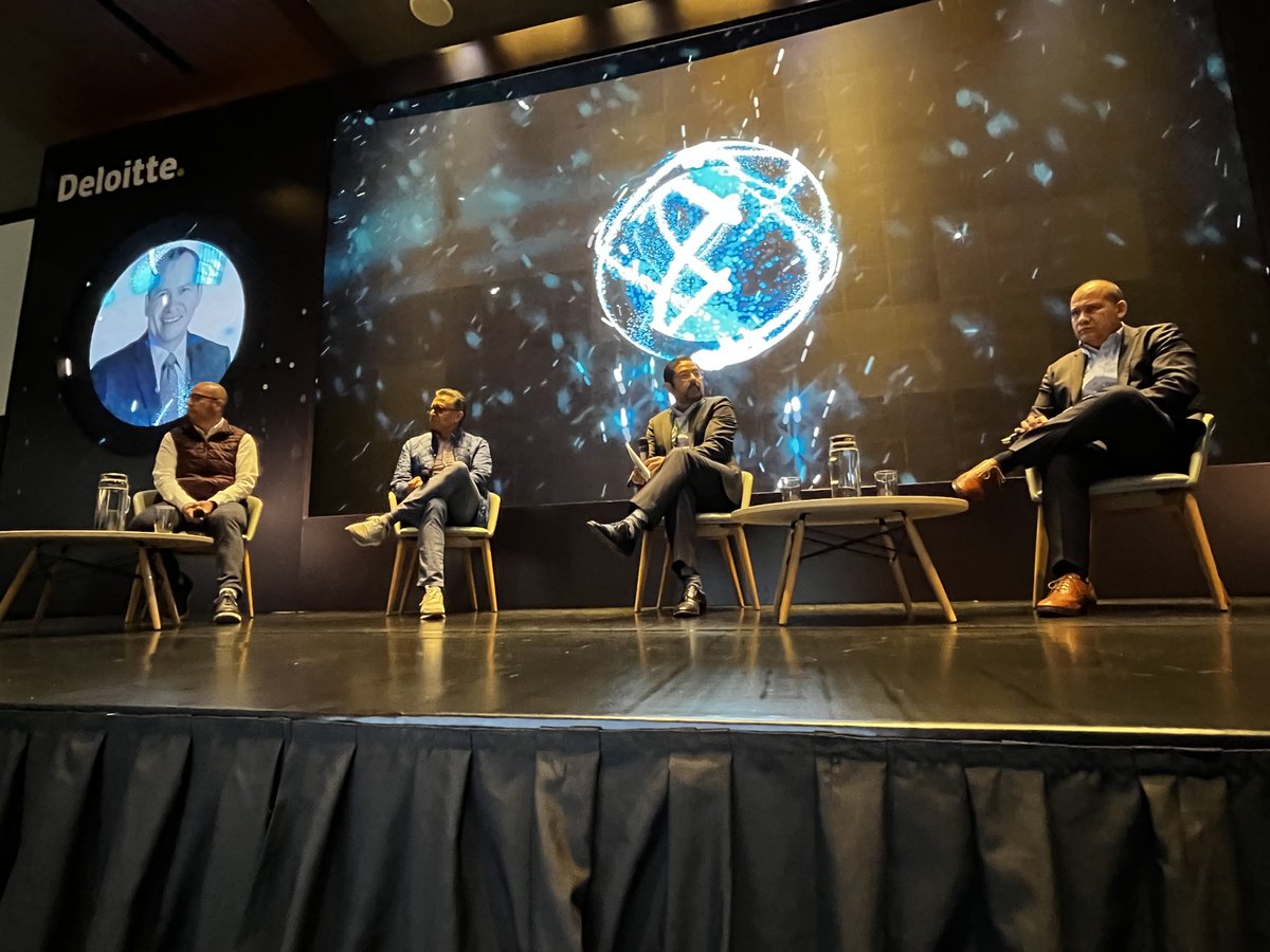 🧵Participaron: Juan Pinacho, CTO de <a href="/Coppel/">Coppel</a>, David Ruíz, Data Analytics &amp; AI Practice Leader de <a href="/Google/">Google</a>  y Héctor Cobo VP de México y CA&amp;C de <a href="/SASMexico/">SAS México</a>.