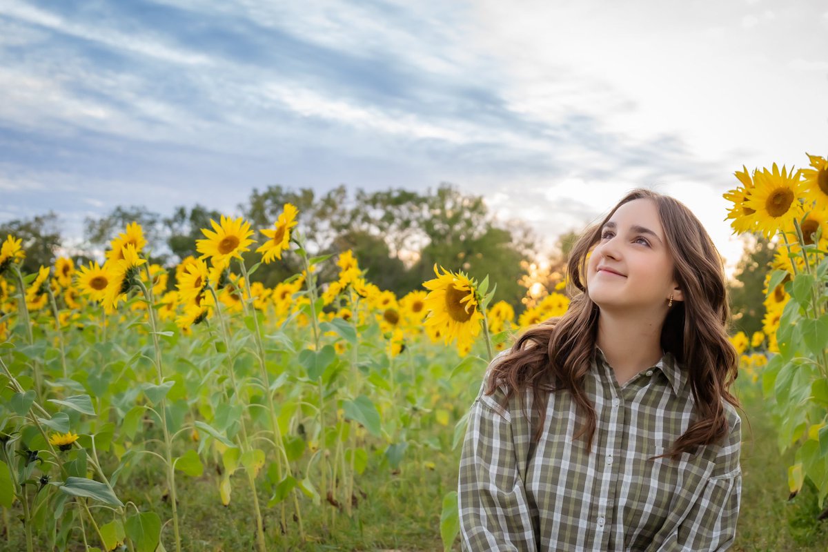 320Photography's tweet photo. How about some sun(flowers) to brighten your rainy day?🌻

Sunflowers have given way to beautiful fall colors, &amp; there’s still time and availability to book your senior or family session. Available dates…Oct 23-24, 30-31, Nov 1-2, and 6-10. Let me know which one is best for you! https://t.co/1wQPBP6sUS