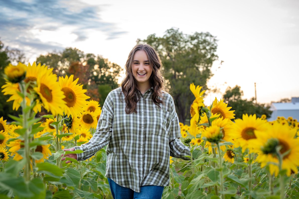 320Photography's tweet photo. How about some sun(flowers) to brighten your rainy day?🌻

Sunflowers have given way to beautiful fall colors, &amp; there’s still time and availability to book your senior or family session. Available dates…Oct 23-24, 30-31, Nov 1-2, and 6-10. Let me know which one is best for you! https://t.co/1wQPBP6sUS
