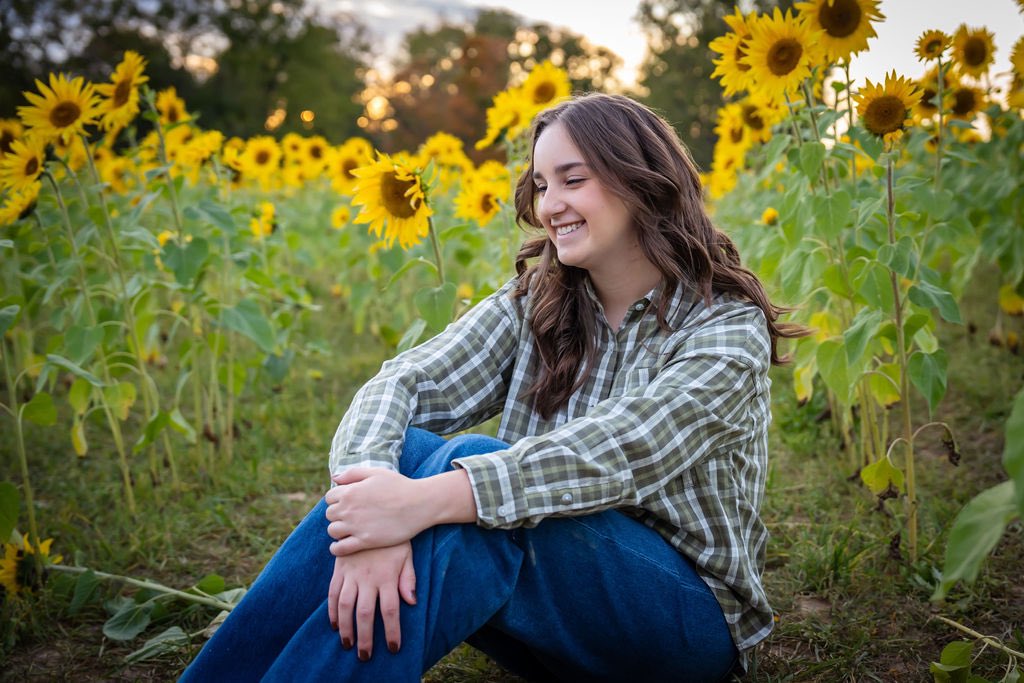 320Photography's tweet photo. How about some sun(flowers) to brighten your rainy day?🌻

Sunflowers have given way to beautiful fall colors, &amp; there’s still time and availability to book your senior or family session. Available dates…Oct 23-24, 30-31, Nov 1-2, and 6-10. Let me know which one is best for you! https://t.co/1wQPBP6sUS