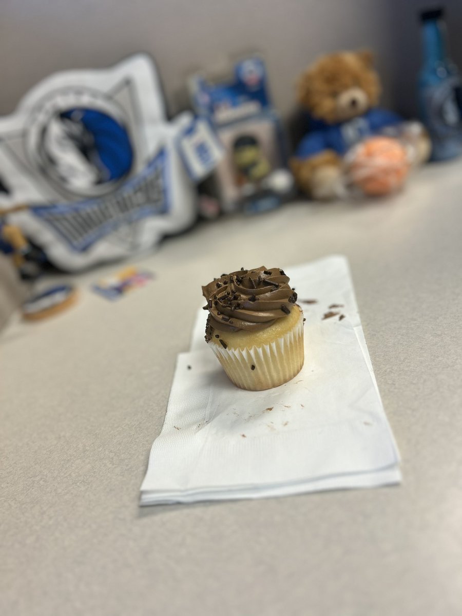 Yesterday was national cupcake day…. Which is your favorite? Chocolate or Vanilla? 
#SmithStarzz #WeRtheNAC