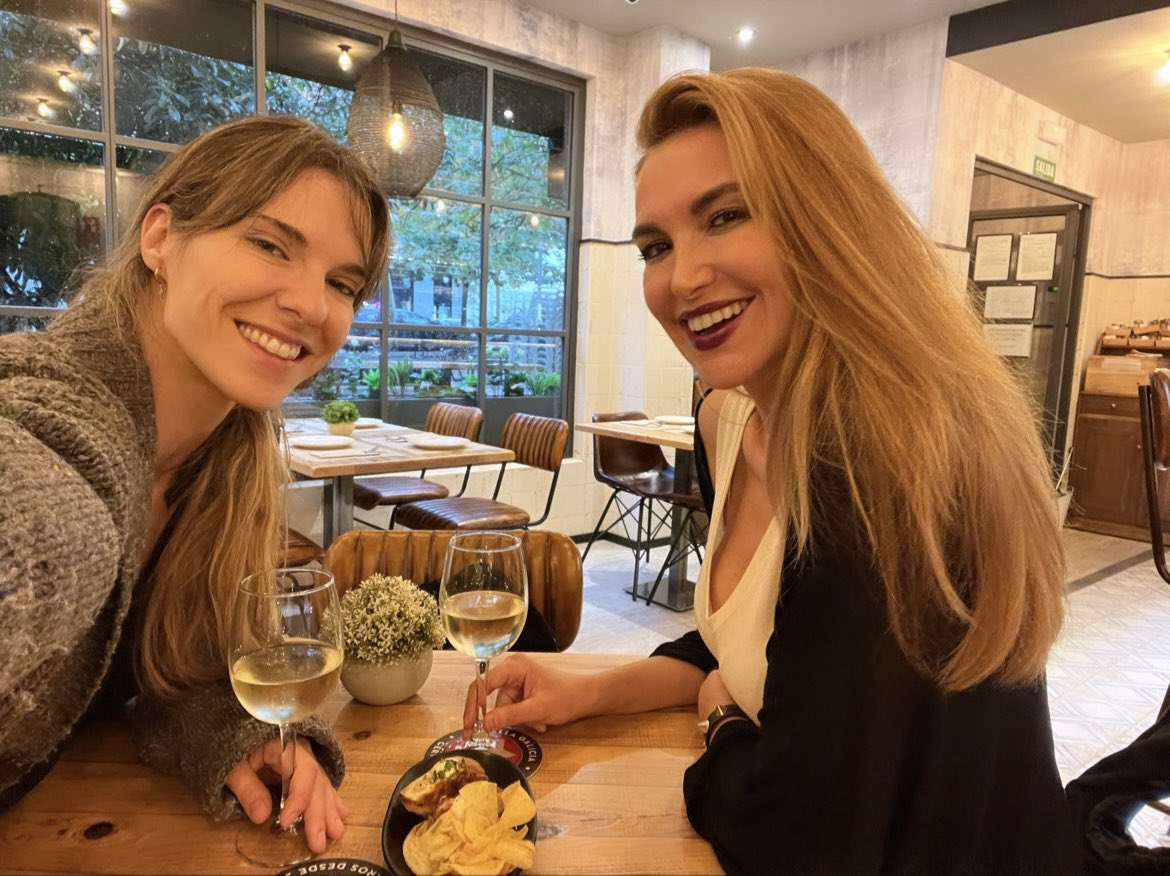 Aquí Alicia, Rebeca y ADA celebrando ese <a href="/PremiosOndas/">Premios Ondas</a> que nos ha hecho felices. De momento brindamos nosotras pero deseando brindar con todos <a href="/ManuelBartual/">Manuel Bartual</a> <a href="/ramirezmascaro/">Juanjo Ramírez Mascaró</a> <a href="/i_cantisano/">Ignacio Cantisano</a>, <a href="/OlgaAguirre/">OIga Aguirre</a>, <a href="/PodiumPodcast/">Podium Podcast</a>, <a href="/lmcazalla/">Lou Moreno Cazalla</a>, <a href="/EliaFGranados/">Elia F. Granados</a>, <a href="/laura_escarza/">Laura Escarza</a> 
<a href="/bancosantander/">Santander</a>.