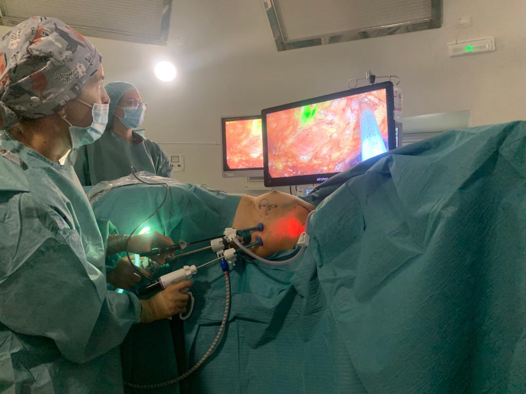 ElisaYorkMD's tweet photo. Formación continuada en #CancerDeMama, seguimos avanzando 💪🏻 gracias a @OlympusMedEMEA @AlfredoCoello19 #CancerDeMama, ademas pasamos una jornada muy agradable a beneficio de @SomosLola_es 🇻🇪 @HULPSurgery @aec_mama @AEPCIMA https://t.co/zGISAJRLdZ
