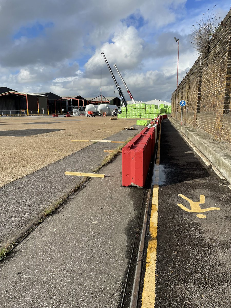 SimonZev's tweet photo. Today mainly consisted of a meeting with the good folks at the Port of Sheerness.
Interesting to see some of the old track layout from the old dock railway still in the ground & some rather nice period buildings too.
#FreightTeam #Southern https://t.co/DSxm5J8xHu