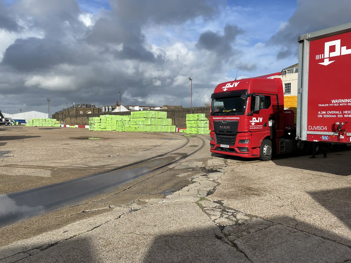 SimonZev's tweet photo. Today mainly consisted of a meeting with the good folks at the Port of Sheerness.
Interesting to see some of the old track layout from the old dock railway still in the ground & some rather nice period buildings too.
#FreightTeam #Southern https://t.co/DSxm5J8xHu