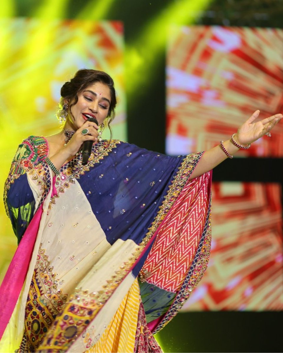 RangiloRe's tweet photo. Unforgettable moments Of Day 5🤩
@pratibhasingh 🎶
@parthivgohil✨ 

Get ready to groove to the beats of Navratri at @NescoEvents #RangiloRe 2023 in Mumbai with the sensational @parthivgohil🌟 

#parthivgohil #nescoevents #rangilore 
#RangiloRe2023 #pratibhasinghbaghel https://t.co/LcMkRPj4xr