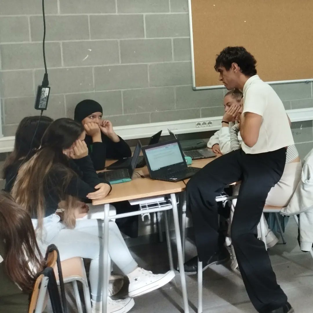 Els alumnes de 4t d'ESO que han triat el repte de la Sala Beckett, en el marc del projecte de Recerca Creació i Servei, ara ja es troben en ple procés creatiu. Reflexionant, pactant i escrivint, tot escoltant, els consells del dramaturg i professor de teatre Dobrin Plamenov.