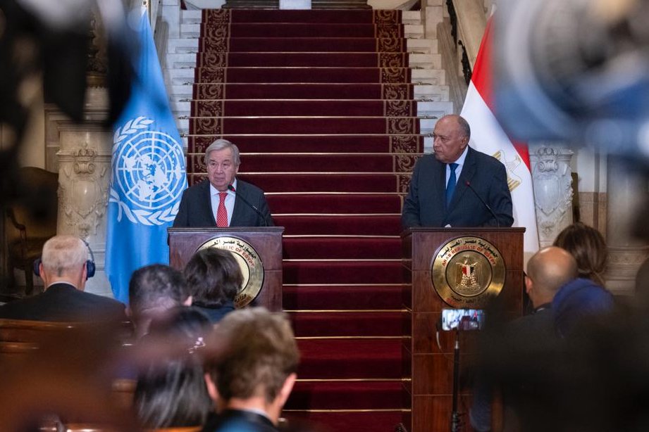 antonioguterres's tweet photo. I am in Egypt on a humanitarian mission and to witness @UN preparations to deliver massive support to civilians in Gaza.

Humanitarians need to be able to get the aid in - and they need to be able to distribute it safely. https://t.co/bAX3JxiWCp