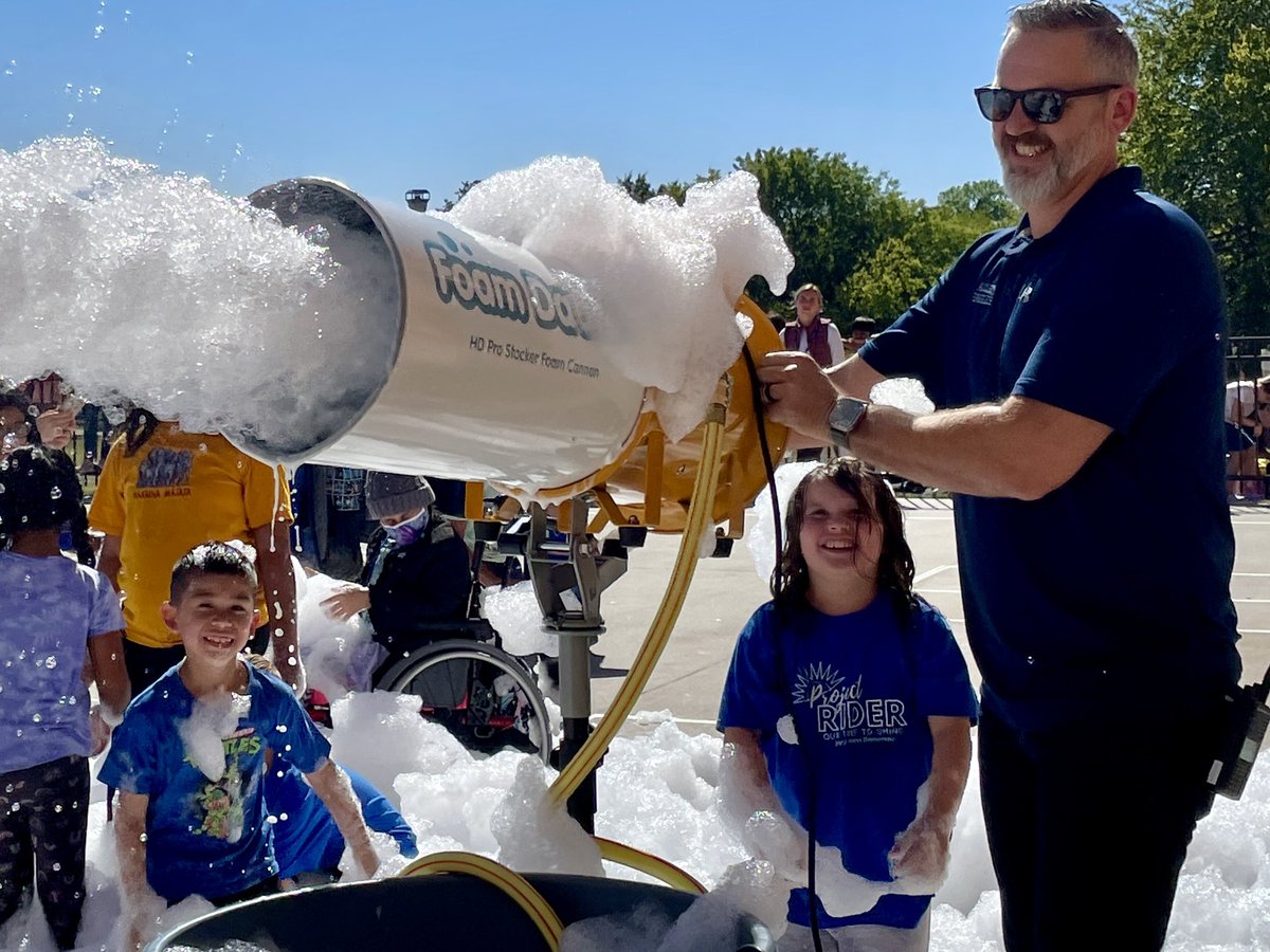 SCIS_APKane's tweet photo. "Success is best when it's shared." – Howard Schultz 

The Blue House at Evans Elementary worked together to achieve a goal. Their collective contributions won their house a foam party. We are so excited about their achievements. Today was their day to celebrate!
@expressriders https://t.co/l7RjSNhy2F